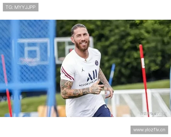 拉莫斯居然下场就换睡衣了，这球场边的反差谁看得懂？