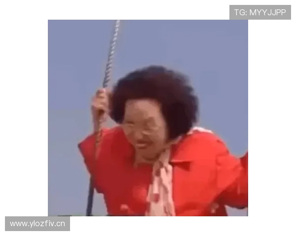 刚刷到廖秋云背着定制大牌去早点摊排队，旁边大妈表情绝了