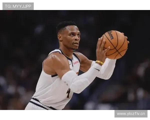 威斯布鲁克突破制造错位助攻，提升球队关键时刻进攻效率