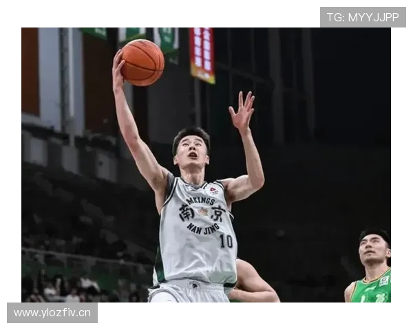 郭昊文今天出街这身，比我房租还阔气，想哭